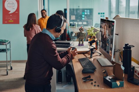 Poly Voyager Focus 2 USB-C with charge stand Headset