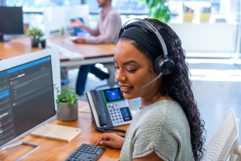 Poly Voyager Focus 2 USB-A with charge stand Headset