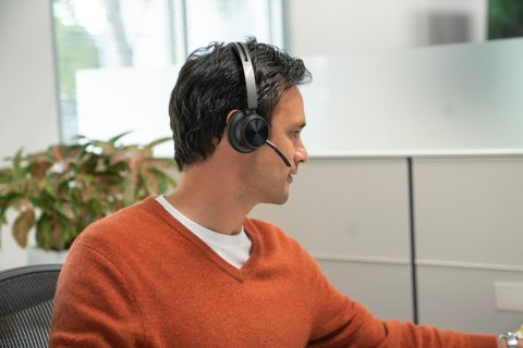 Poly Voyager Focus 2 USB-A with charge stand Headset