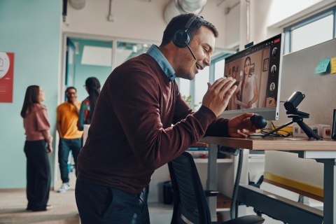 Poly Voyager Focus 2 USB-A with charge stand Headset