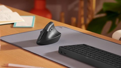 Pionowa mysz ergonomiczna Logitech Lift (różowa) Pionowa mysz ergonomiczna Logitech Lift (różowa)