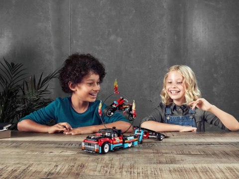 LEGO Technic 42106 - Furgonetka i motocykl kaskaderski LEGO Technic 42106 - Furgonetka i motocykl kaskaderski