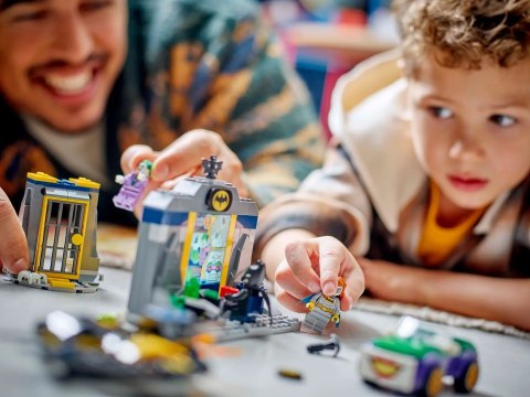 LEGO Super Heroes 76272 Jaskinia Batmana z Batmanem, Batgirl i Jokerem LEGO Super Heroes 76272 Jaskinia Batmana z Batmanem, Batgirl i Jokerem