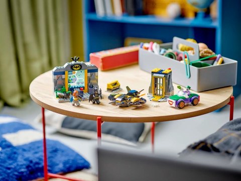 LEGO Super Heroes 76272 Jaskinia Batmana z Batmanem, Batgirl i Jokerem LEGO Super Heroes 76272 Jaskinia Batmana z Batmanem, Batgirl i Jokerem