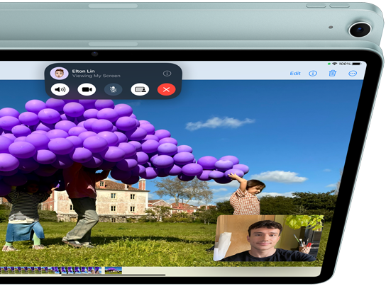 iPad Air z przednim aparatem ultraszerokokątnym 12 MP prezentujący działanie funkcji SharePlay w aplikacji FaceTime